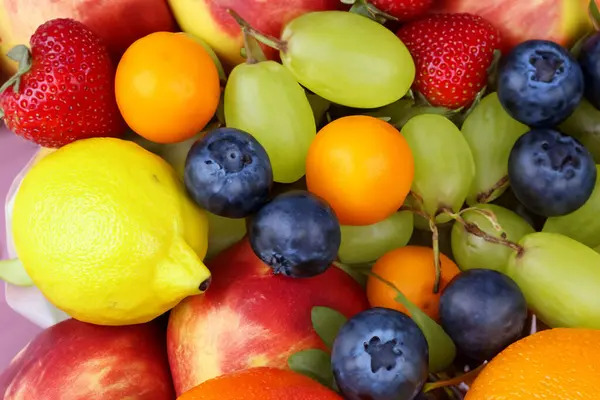 Meyve ve çilek kapat