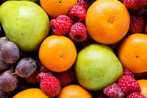 Beyaz arka planda çeşitli meyveler