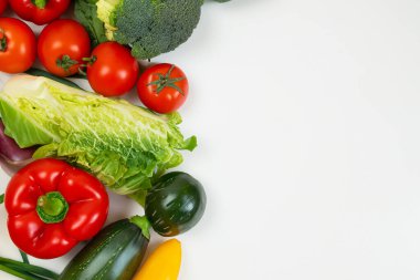 Beyaz arka planda sağlıklı sebzeler.