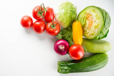 Beyaz arka planda izole edilmiş taze sebzeler.