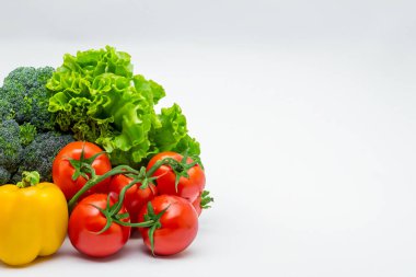 Beyaz arka planda taze sebzeler