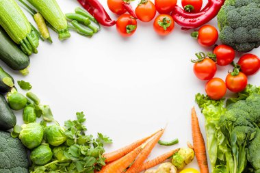 Beyaz arka planda sağlıklı sebzeler.