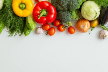 Beyaz masada taze sebzeler