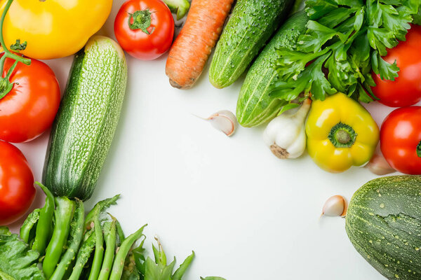 свежие овощи на белом столе