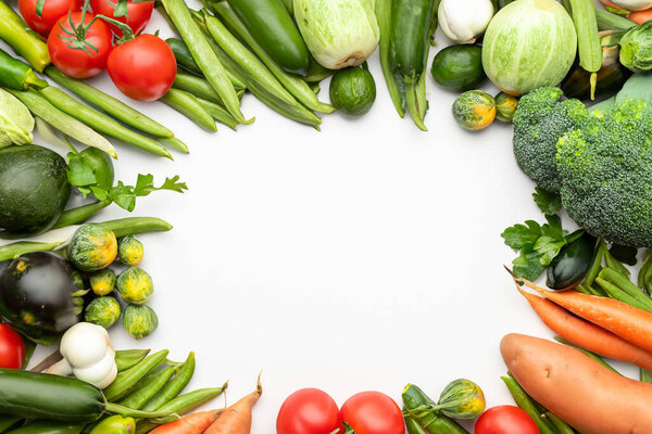 рамка из свежих овощей на белом фоне, место для текста
