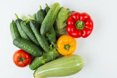 Beyaz arka planda taze sebzeli kompozisyon. en üstteki görünüm