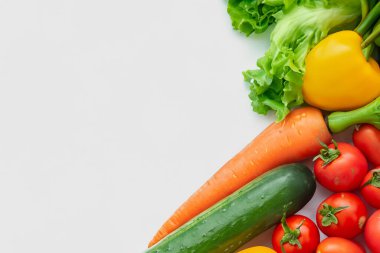 Beyaz arka planda taze organik sebzeler. en üstteki görünüm.