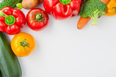 Beyaz arka planda taze sebzeler.