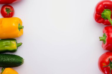 Beyaz arka planda taze dolmalık biber ve domates. sağlıklı yiyecekler.