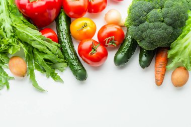 Beyaz arka planda, üstten görünüm taze sebze