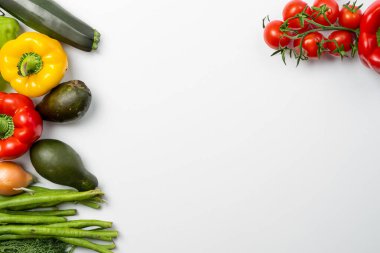 Taze sebze ve meyveler beyaz arka plan üzerinde kompozisyonu