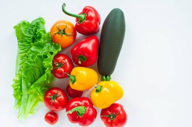 Beyaz arka planda taze sebzeler ve meyveler