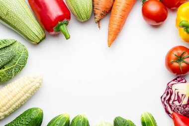 Beyaz arka planda taze sebzeler