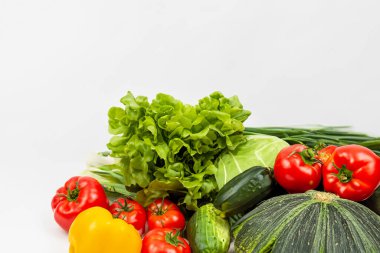Beyaz arka planda taze sebzeler ve yeşiller