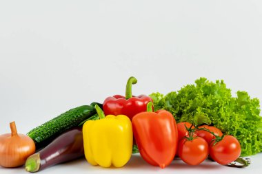 Beyaz arka planda izole edilmiş taze sebzeler..