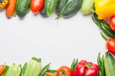 Beyaz arka planda taze sebzeler