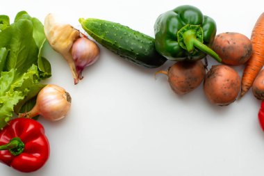 Masada farklı çiğ sebzeler var. en üstteki görünüm