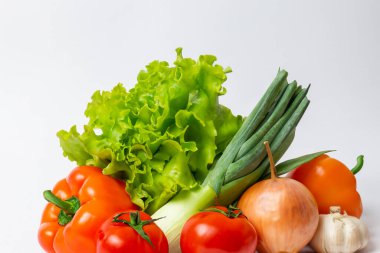 Beyaz arka planda sebzeler. sağlıklı yiyecekler.