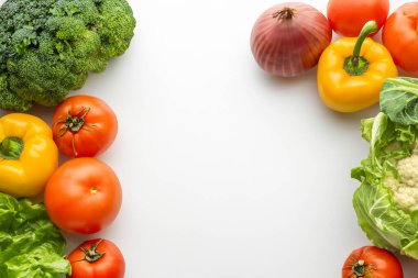 sebzeler ahşap arka planda