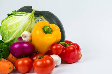 Beyaz arka planda sebzeler