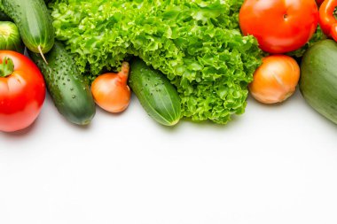 Beyaz arka planda taze sebzeler