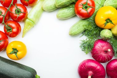 Beyaz arka planda, üstten görünüm taze sebze.