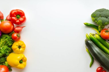 Beyaz arka planda taze sebzeler. Sağlıklı yemek. en üstteki görünüm