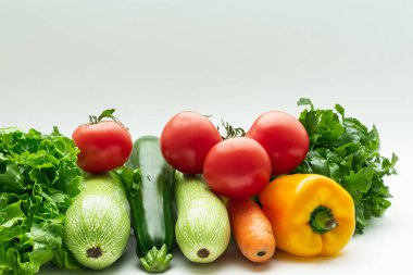 Beyaz arka planda taze sebzeler