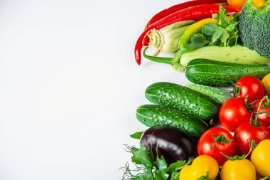 Beyaz arka plan üzerinde taze sebze. Üstten görünüm