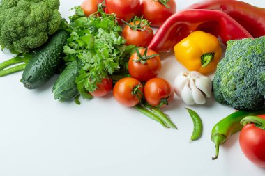 Beyaz arka planda taze sebzeler