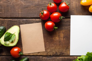 Taze sebzeli, domatesli ve fesleğenli boş kağıt.