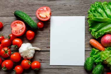 Tahta arka planda taze sebzeler.