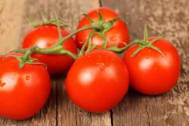 Ahşap masa üzerinde kırmızı kiraz domates