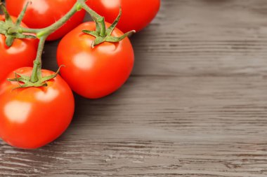 ahşap arka planda Olgun kırmızı domates