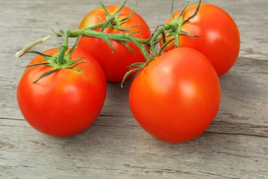 ahşap arka plan üzerinde kırmızı domates