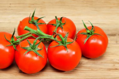 Tahta masadaki taze domatesler
