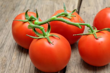 Tahta arka planda taze kırmızı domatesler