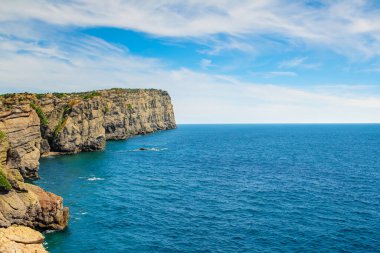Okyanus kıyıları ve uçurumlar