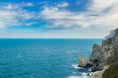Deniz kayalıklarının manzarası ve Fransa 'daki tretat kayalıkları.