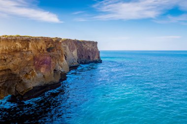 Algarve kıyısında kayaları, mavi suları ve beyaz uçurumları olan güzel deniz manzarası, Portekiz, Algarve, Avrupa