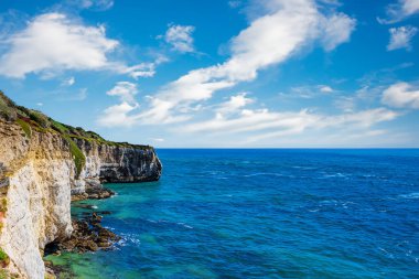 Yazın kayalıklar denizi