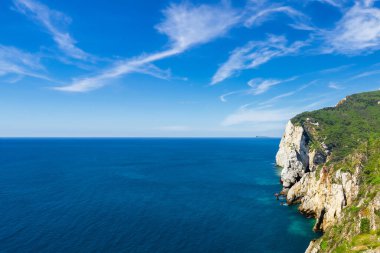 İtalyan Rivierası 'ndaki uçurumdan deniz manzarası.