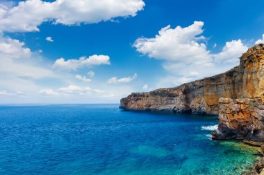 Kayalık kıyıları olan güzel bir denizin tepesinden manzara