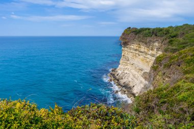 Kayalık bir uçurumla deniz manzarası