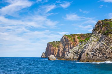 Güzel kayalık deniz ve gökyüzü