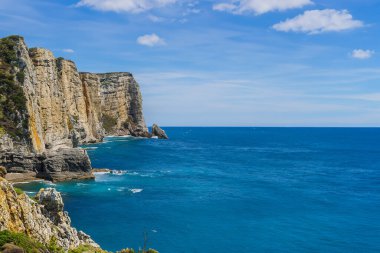 Portekiz 'in Algarve kıyısındaki Porto Moniz uçurumlarının manzarası.