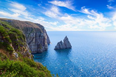 Kaya oluşumlu güzel deniz manzarası