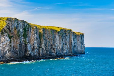 İrlanda 'nın kuzey Atlantik kıyısındaki kayalıkların manzarası