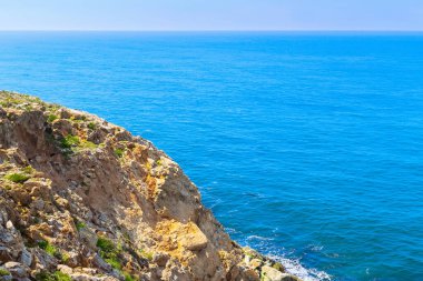 Kayalık sahil deniz