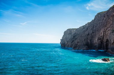 Kayalık sahilin deniz manzarası.